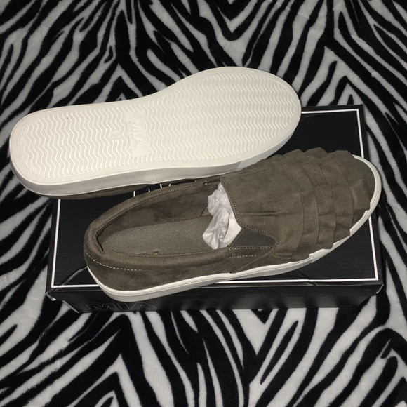 Women Shoes - Picture 2 of 5